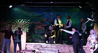 İnegöl'de 'Komşu Köyün Delisi' Tiyatrosu Yeni Sezonda Kapalı Gişe