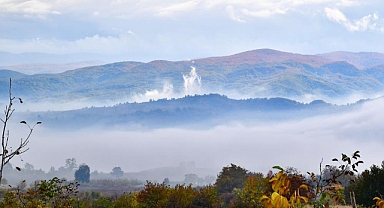 İnegöl'de Sonbahar Güzelliği: Sis ve Renk Cümbüşü Büyüledi