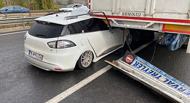 Bursa’da Feci Kaza: Otomobil Tırın Altına Girdi, 3 Yaralı