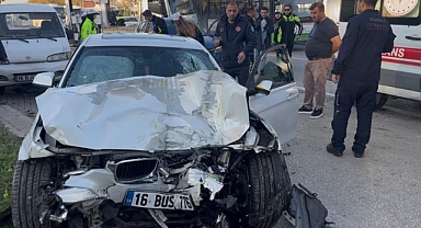 Bursa'da Yarış Yaptığı İddia Edilen İki Otomobil Kaza Yaptı: 13 Yaralı