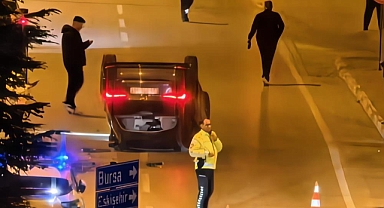 Bursa İnegöl'de iki otomobil çarpıştı: Araç takla attı, 2 kişi yaralandı