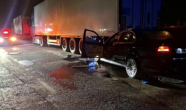 Bursa Nilüfer'de Lüks Otomobil Tıra Çarptı: Alkollü Sürücü Hayatını Kaybetti