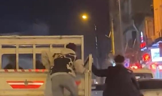 İnegöl'de Patenli ve Bisikletli Gençlerin Tehlikeli Yolculuğu Kamerada