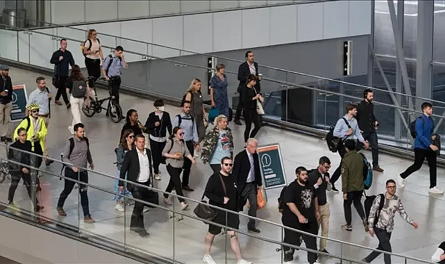 Küresel Şirketlerde Yapay Zeka Dalgası: On Binlerce Kişi İşini Kaybediyor