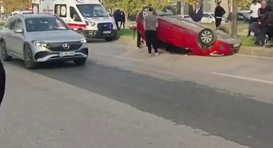 Nilüfer'de İki Otomobil Çarpıştı: Takla Atan Araçtaki Sürücü Sıkıştı