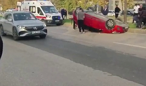 Nilüfer'de İki Otomobil Çarpıştı: Takla Atan Araçtaki Sürücü Sıkıştı