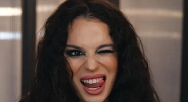 Aslı Bekiroğlu Tiyatro Sahnesinde Kaza Geçirdi