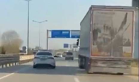 İnegöl'de 'Dur' İhtarına Uymayan TIR Sürücüsü Silah Doğrultularak Durduruldu