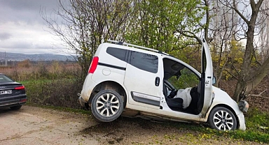 İnegöl'de Hafif Ticari Araç Ağaca Çarptı: 2'si Çocuk 4 Yaralı