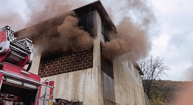 İnegöl'de Meyve Kasası Deposu Alev Alev Yandı