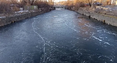 Kars Çayı Bir Günde Buzla Kaplandı