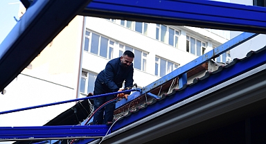 Osmangazi Belediyesi Arap Şükrü Sokağı'ndaki Kaçak Eklentileri Yıktı