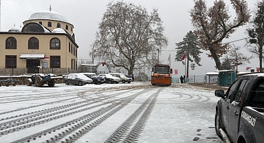Osmangazi Belediyesi’nden 7 Mahallede Kar Küreme ve Tuzlama Çalışması