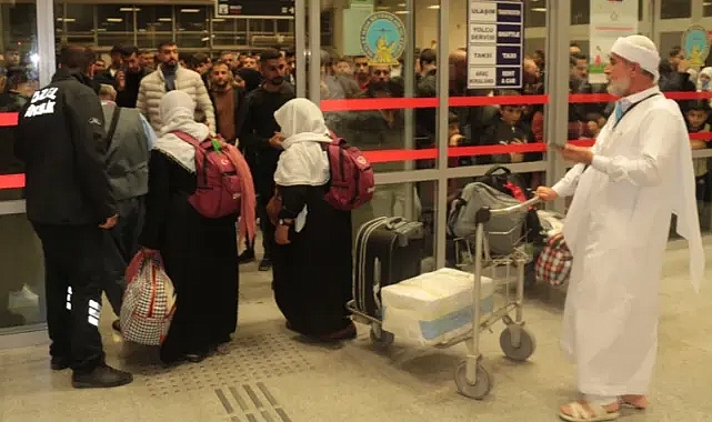 Suudi Arabistan'dan İlk Uçak Seferi 220 Umreciyi Coşkuyla Karşıladı
