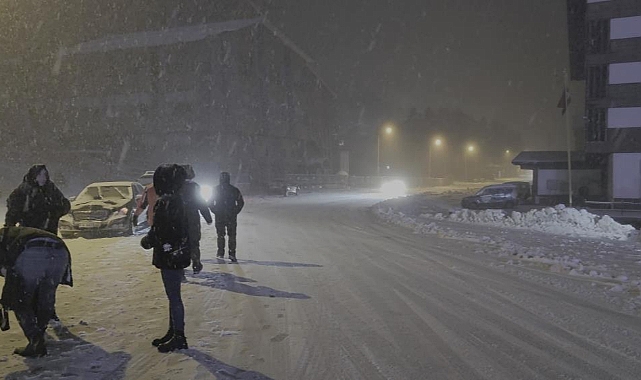 Uludağ'da Yoğun Kar Yağışı: Kar Lastiği Olmayan Araçlar Zirveye Alınmıyor