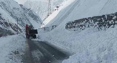 Hakkari Van Karayolu 1'inci Tünel Mevkisinde Çığ Düştü