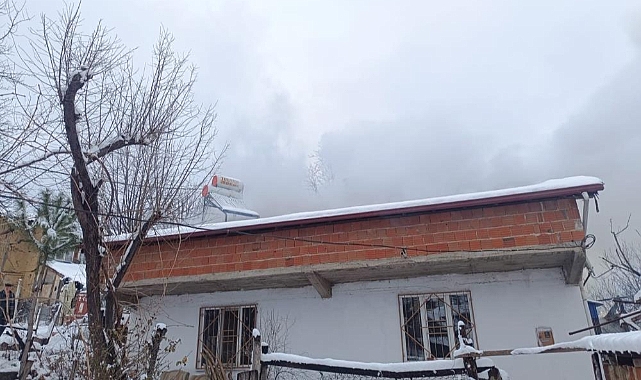 İnegöl’de Tek Katlı Evin Çatısında Yangın Çıktı