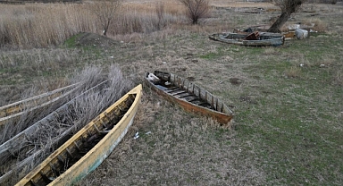 Eber Gölü’nde kuraklık alarmı: Kayıklar karaya oturdu
