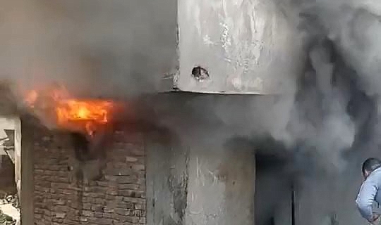 Metruk bina alev alev yandı